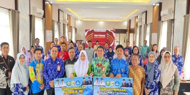 Foto:IST/MATA KALTENG - Penyerahan apresiasi kepada pelajar berprestasi di tingkat nasional dalam ajang O2SN 2024.