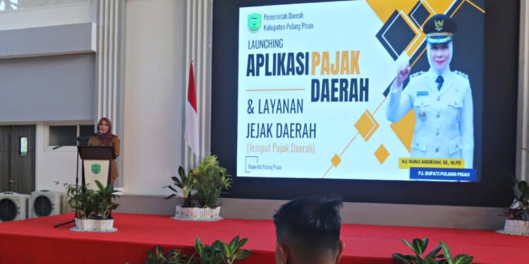 FOTO : AND/MATAKALTENG - Pj Bupati Pulang Pisau, Nunu Andriani saat memberikan sambutan pada launching sistem informasi pajak daerah V-TAX dan launching layanan jejak daerah.