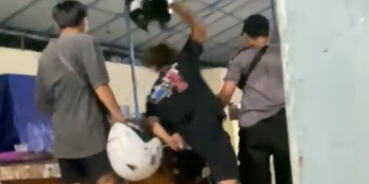 FOTO: MATA KALTENG - Tangkap layar video perkelahian pemuda di THM Jalan Bengkirai, Kecamatan MB Ketapang, Sampit, Kotim. 