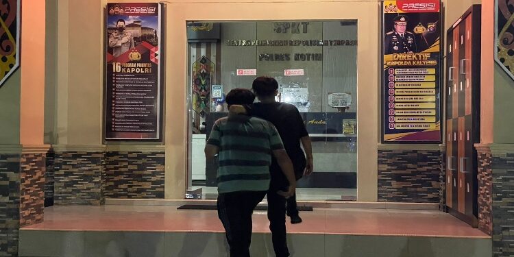 FOTO: IST/MATAKALTENG - DK saat melaporkan kejadian pengeroyokan menimpanya di Polres Kotim.
