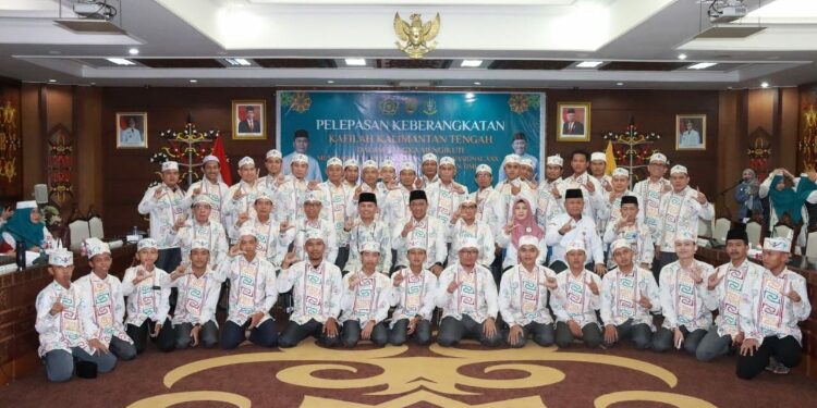 FOTO: IST/MATAKALTENG - Wakil Gubernur Kalteng H. Edy Pratowo saat melepas Kafilah Kalteng untuk mengikuti MTQN XXX Tahun 2024.