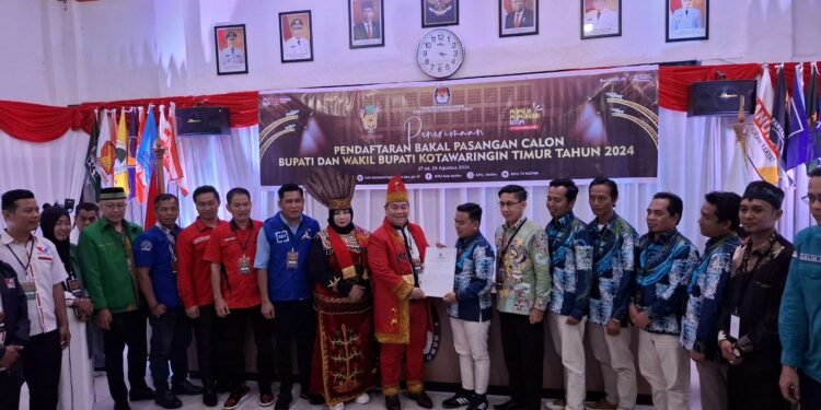 Foto:DIAN/MATA KALTENG - Proses pendaftaran bakal calon dalam pilkada Kotim 2024 di KPU setempat.