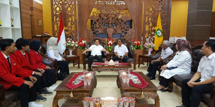 FOTO : DEVIANA/MATAKALTENG - Bupati Kotim Halikinnor saat menemui mahasiswa UMSA, Rabu 4 September 2024.