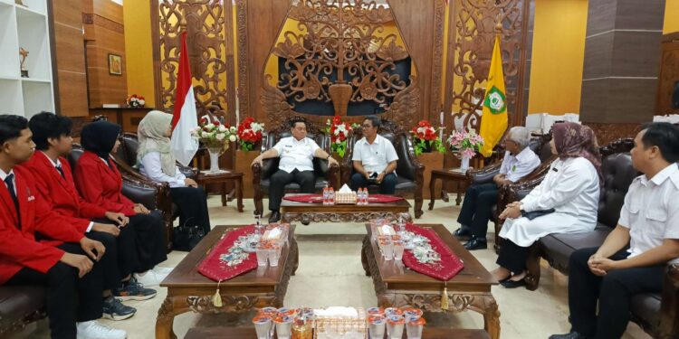 FOTO : DEVIANA/MATAKALTENG - Bupati Kotim Halikinnor saat audensi dengan mahasiswa UMSA, Rabu 4 September 2024.