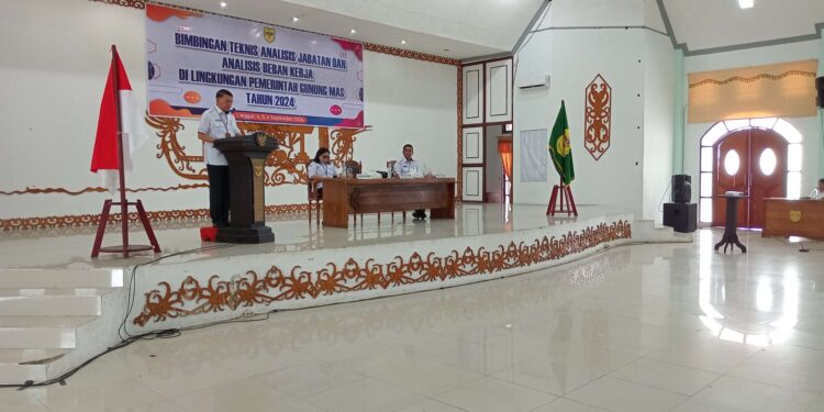FOTO : DISKOMINFO SANTIK/MATA KALTENG - Sekda Gumas Richard didampingi narasumber dari Biro Organisasi Sekretariat Daerah Provinsi Kalteng, dan Kabag Organisasi Setda Karno Perry, memberikan arahan dalam kegiatan bimtek analisis jabatan dan beban kerja tahun 2024, di GPU Damang Batu, Rabu, 4 September.
