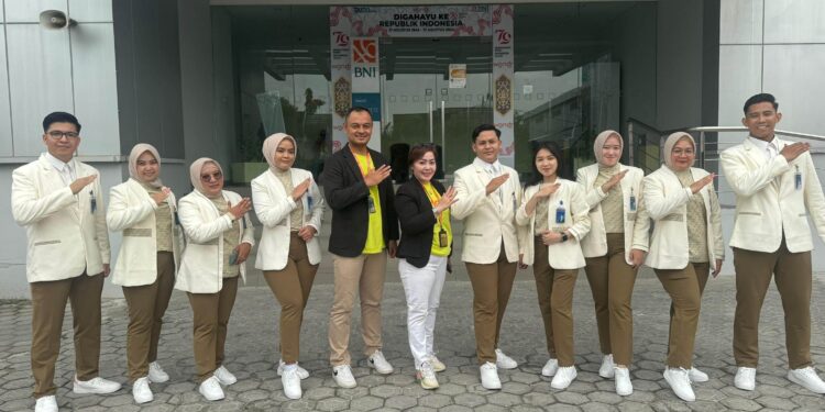 FOTO: MATAKALTENG- Salah satu Seragam Baru BNI yang diperkenalkan kantor cabang BNI Sampit.