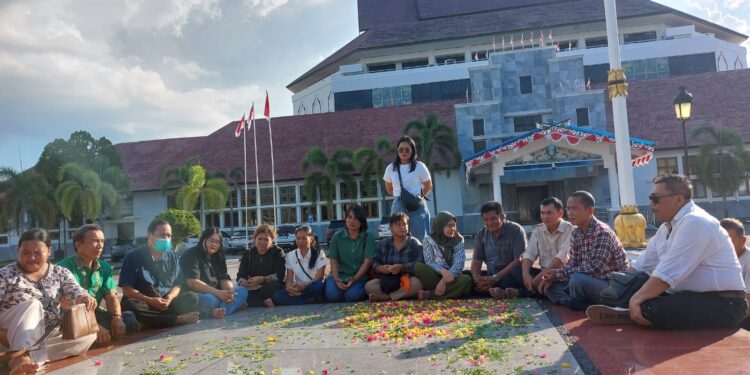 FOTO: RZL/MATAKALTENG - Ahli waris Dambung Djaya Angin beserta kuasa hukum pada saat berziarah di makam Dambung Djaya Angin.