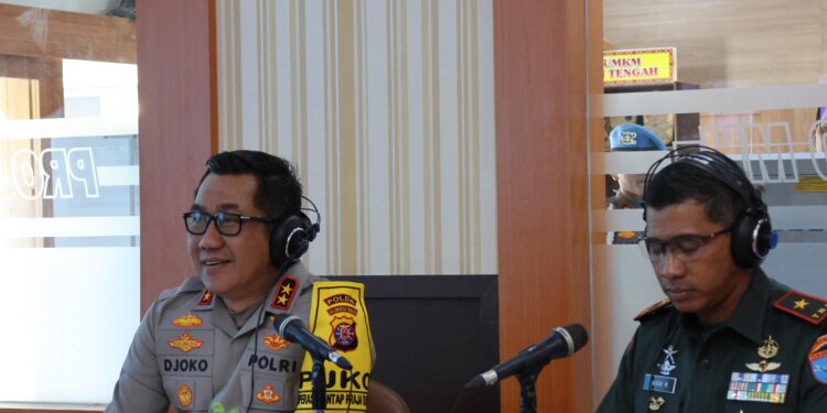 FOTO: MATAKALTENG - Kapolda Kalteng, Irjen Pol Djoko Poerwanto, bersama Danrem 102/Pjg, Brigjend TNI Iwan Rosandriyanto, pada saat membacakan berita di RRI Palangka Raya.