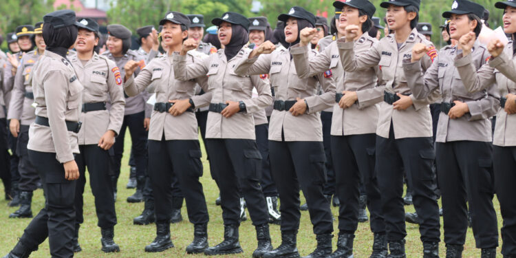FOTO: MATAKALTENG - Jajaran Polwan Polda Kalteng, pada saat mengikuti upacara HUT ke-76 Polwan, di lapangan Barigas Mapolda Kalteng.