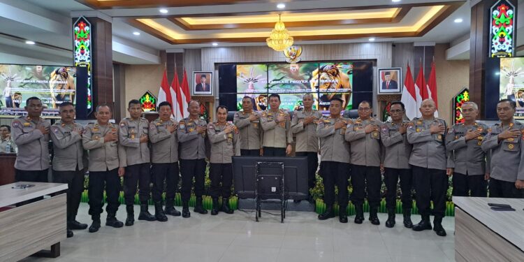 FOTO: MATAKALTENG - Foto bersama Karo Rena Polda Kalteng, Kombes Pol Andreas Wayan bersama peserta sosialisasi.