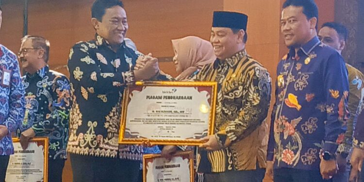 FOTO : DEVIANA/MATAKALTENG - Bupati Kotim saat menerima penghargaan yang diserahkan langsung oleh Wakil Gubernur Kalteng Edy Pratowo, Kamis 5 September 2024.