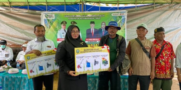 FOTO ; IST/MATAKALTENG - Wakil Bupati Kotim secara simbolis menyerahkan bantuan alat untuk pengembangan jagung, Rabu 4 September 2024.