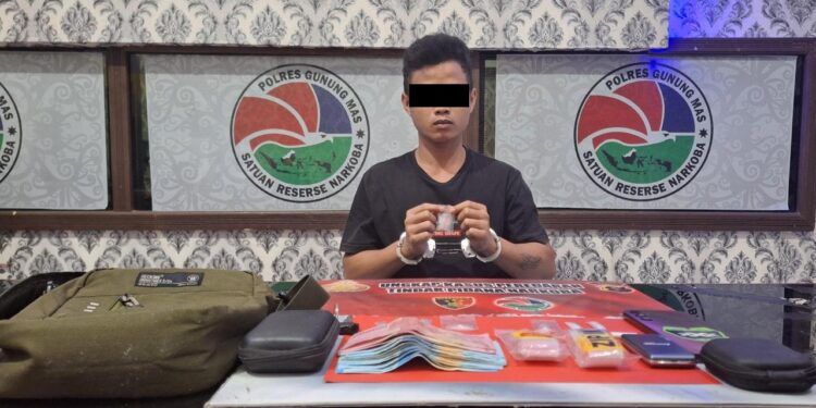 FOTO : SATRES NARKOBA POLRES GUMAS/MATA KALTENG - Tersangka AR beserta barang bukti sabu ketika diamankan di kantor Satres Narkoba Polres Gumas, Rabu, 4 September 2024.