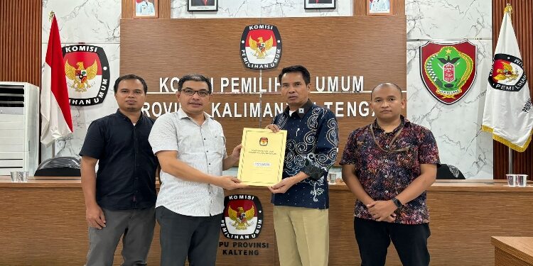 FOTO: IST/MATAKALTENG - KPU Kalteng menyerahkan hasil verifikasi administrasi pasangan bakal calon gubernur dan wakil gubernur, kepada masing-masing perwakilan.