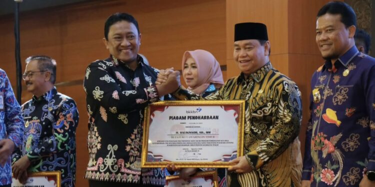 Foto: IST/MATAKALTENG - Penerimaan penghargaan ISPS Kabupaten Kotim di tingkat provinsi Kalteng, 5 September 2024.