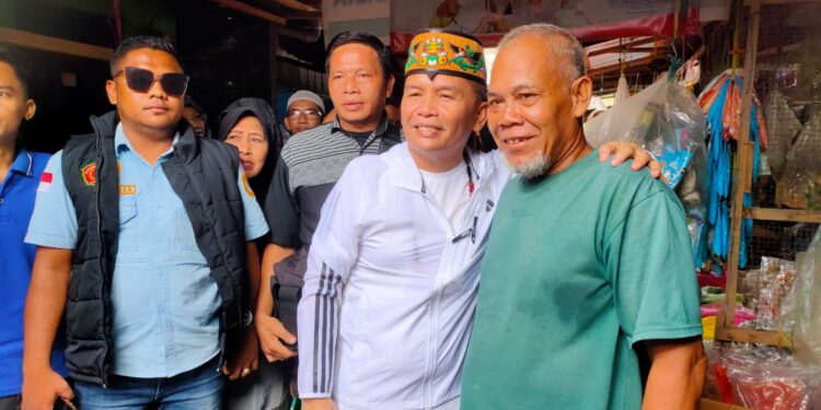 FOTO : IST/MATAKALTENG - Agustiar Sabran terlihat akrab dengan para pedagang di Pasar Keramat Sampit, Jumat 6 September 2024.