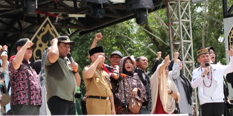 FOTO : DEVIANA/MATAKALTENG - Gubernur Kalteng dan pejabat lainnya saat membuka Gebyar UMKM, Jumat 6 September 2024.
