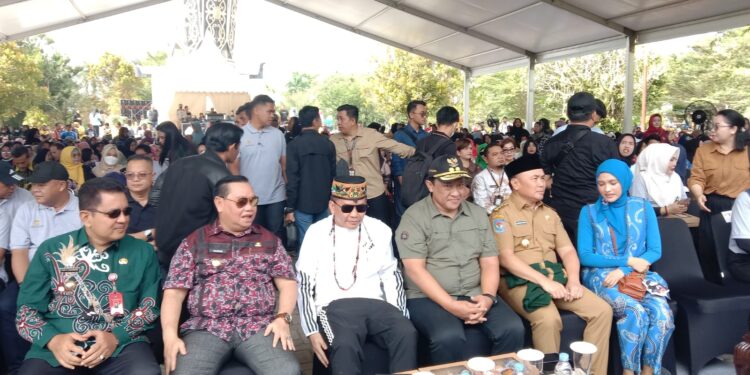 FOTO ; IST/MATAKALTENG - Bulati Kotim Halikinnor (mengenakan baju batik) bersama dengan Gubernur dan Wakil Gubernur Kalteng, Jumat 6 September 2024.