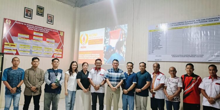 FOTO : KONI GUMAS/MATA KALTENG - Ketua umum KONI Kabupaten Gumas Richard didampingi Ketua Harian Hendra Toendan, dan Sekretaris Umum Beben Martinus, saat berfoto bersama dengan jajaran pengurus KONI setempat, Selasa, 3 September 2024 malam.