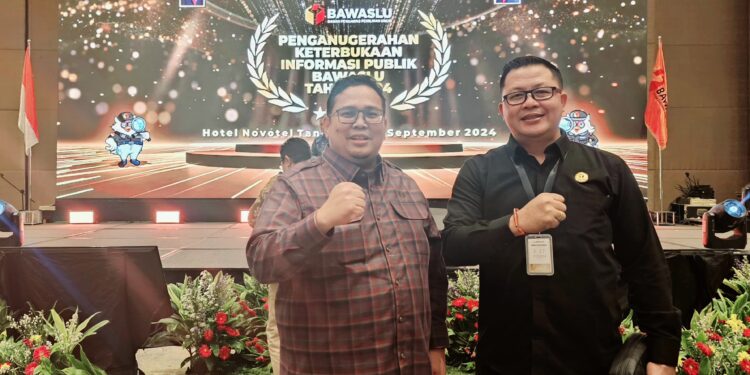 FOTO : BAWASLU GUMAS/MATA KALTENG - Ketua Bawaslu Kabupaten Gumas Yepta H Jinal ketika berfoto bersama dengan Ketua Bawaslu RI Rahmat Bagja, dalam kegiatan penganugerahan keterbukaan informasi publik Bawaslu RI, Kamis, 5 September 2024.