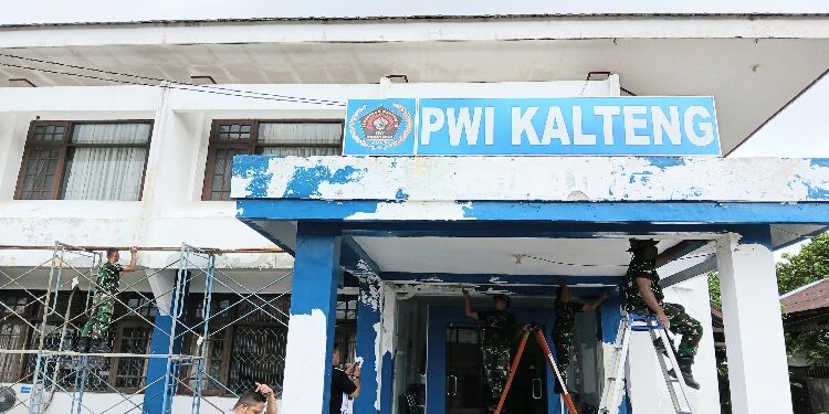 FOTO: OLIVIA/MATAKALTENG - Pengecatan pada pagar dan gedung Sekretariat PWI Kalteng.