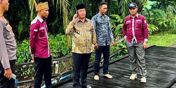 FOTO: IST/MATAKALTENG - Bupati Kotim Halikinnor didampingi Camat dan Kepala Desa Babaung meninjau jembatan, Minggu 8 September 2024.