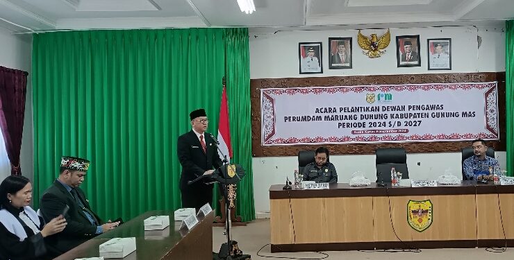 FOTO : DISKOMINFO SANTIK/MATA KALTENG - Sekda Gumas Richard memberikan arahan pada kegiatan pelantikan dewan pengawas Perumdam Maruang Duhung periode 2024-2027, di ruang rapat lantai 1 kantor bupati, Jumat, 6 September 2024.