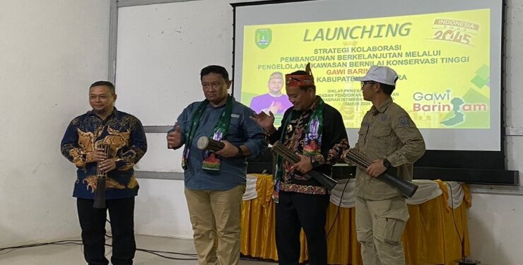 FOTO : AKH/MATAKALTENG - Launching Program Gawi Barinjam yang dilakukan oleh Wakil Gubernur Kalteng Edy Pratowo didampingi Pj Bupati Sukamara Rendy, Kepala DLH Sukamara, M Fakhmy Rizali dan Camat Permata Kecubung, Maryadi.