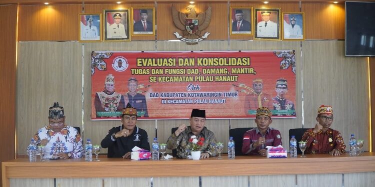 FOTO: DEVIANA/MATAKALTENG - Bupati Kotim Halikinnor saat menghadiri Evaluasi dan Konsulidasi Tugas dan Fungsi Damang, Mantir dan Batamad serta Kewenangan DAD di Tingkat Kabupaten dan Kecamatan Pulau Hanaut, Minggu 8 September 2024.