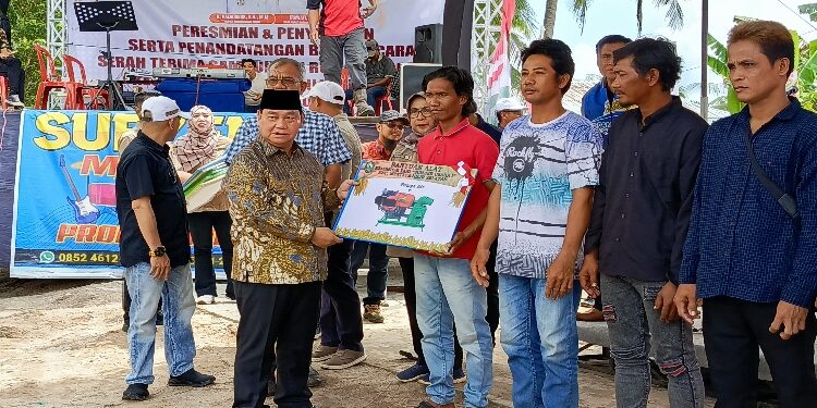 FOTO: DEVIANA/MATAKALTENG - Bupati Kotim Halikinnor saat menyerahkan bantuan alsintan secara simbolis, Minggu 8 September 2024.