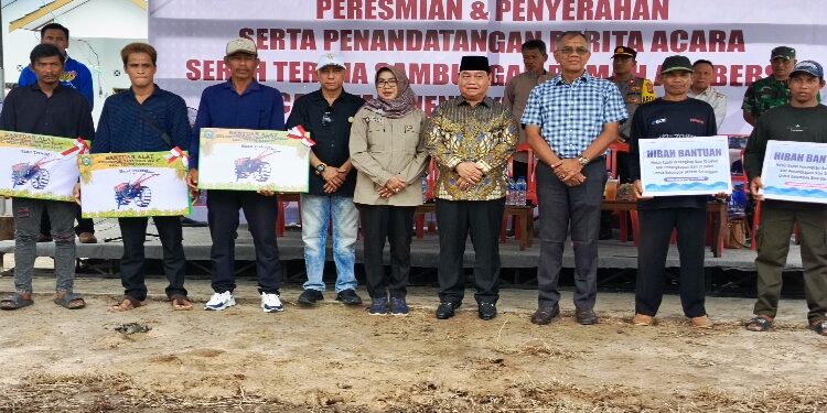 FOTO: DEVIANA/MATAKALTENG - Bupati Kotim Halikinnor dan Plh Sekda Kotim Sanggul Lumban Gaol saat bersama penerima bantuan, Minggu 8 September 2024.   