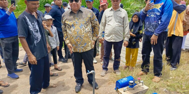 FOTO : DEVIANA/MATAKALTENG -  Bupati Kotim Halikinnor saat meninjau SR di Desa Parebok, Minggu 8 September 2024.