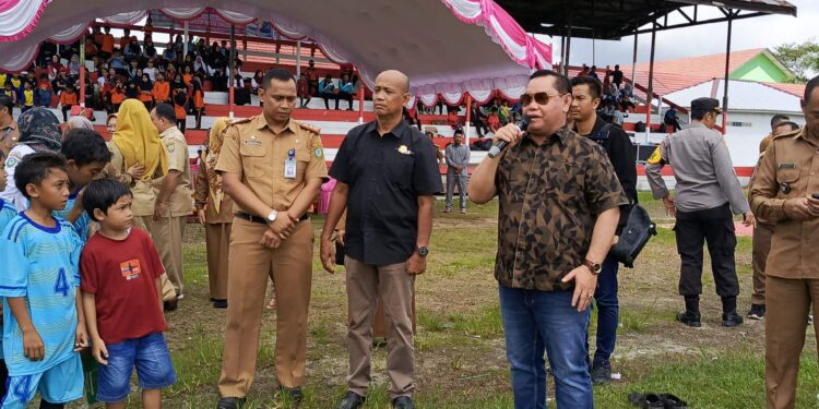FOTO : DEVIANA/MATAKALTENG - Bupati Kotim Halikinnor saat membuka O2SN atletik, sepak bola dan voli di Kecamatan Cempaga, Senin 9 September 2024.