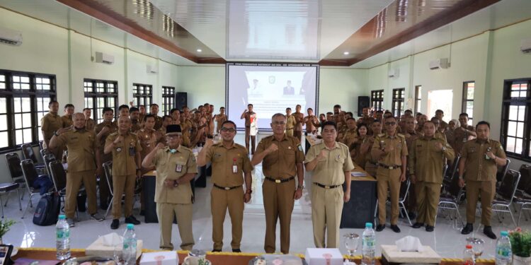 FOTO : IST/MATAKALTENG - Plh Sekda Kotim Sanggul Lumban Gaol dan pejabat lainnya bersama peserta rakoor, Senin 9 September 2024.