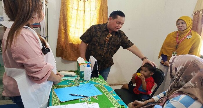 FOTO : DEVIANA/MATAKALTENG - Bupati Kotim Halikinnor saat meninjau pelayanan spesialistik di Kecamatan Parenggean, Senin 9 September 2024.