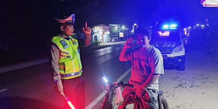 FOTO: MATAKALTENG - Personel Satlantas Polresta Palangka Raya, pada saat menegur pengendara secara humanis.