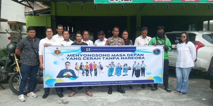 FOTO: MATAKALTENG - Jajaran Satresnarkoba Polresta Palangka Raya pada saat berfoto bersama warga usai memberikan penyuluhan anti narkotika.