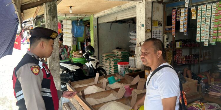 FOTO: MATAKALTENG - Personel Polresta Palangka Raya pada saat berdialog bersama pedagang di Pasar di Kota Palangka Raya.