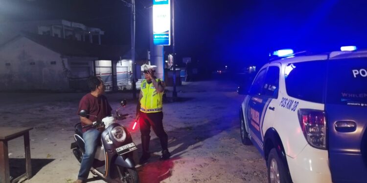 FOTO: MATAKALTENG - Personel Satlantas Polresta Palangka Raya pada saat mengedukasi salah seorang pengendara terkait penggunaan knalpot brong.