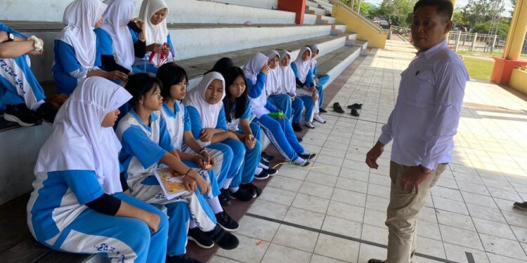 FOTO: MATAKALTENG - Personel Satresnarkoba Polresta Palangka Raya pada saat mengedukasi siswi di Lapangan Sanaman Mantikei.