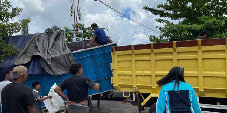 FOTO: MATAKALTENG - Truk pengangkut kernel sawit milik PT BUM terperosok di Parit.