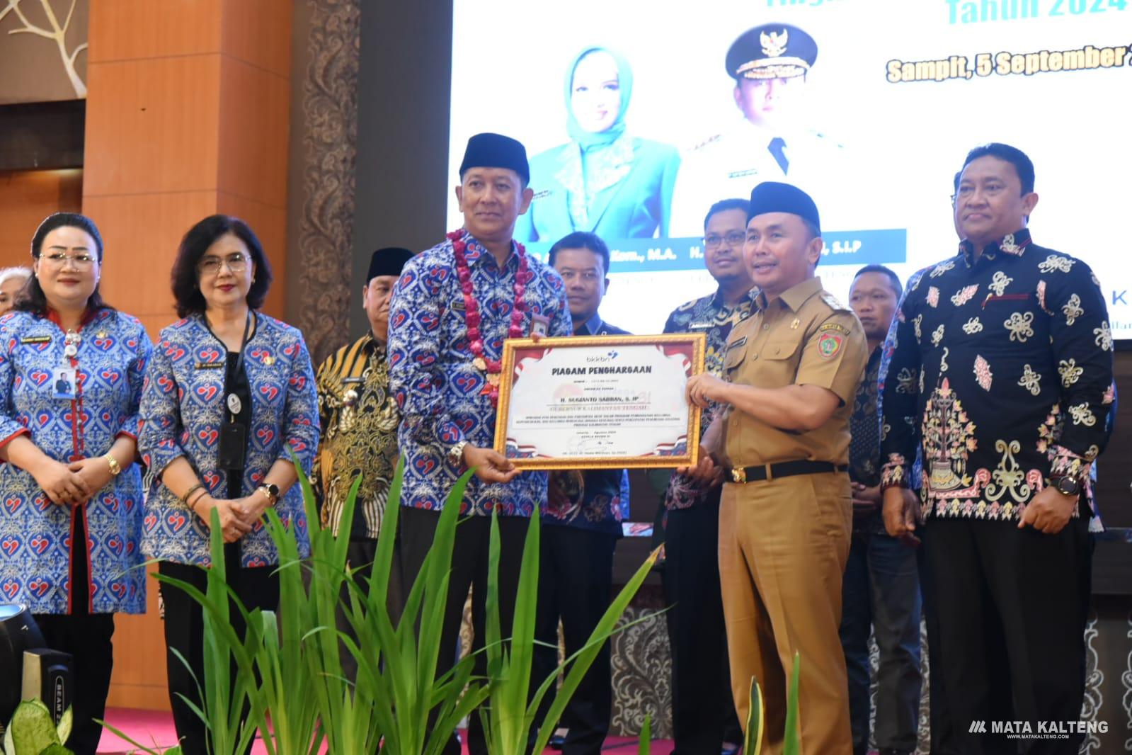 Gubernur Kalteng Terima Penghargaan dari BKKBN dalam Peringatan Harganas dan HAN 2024