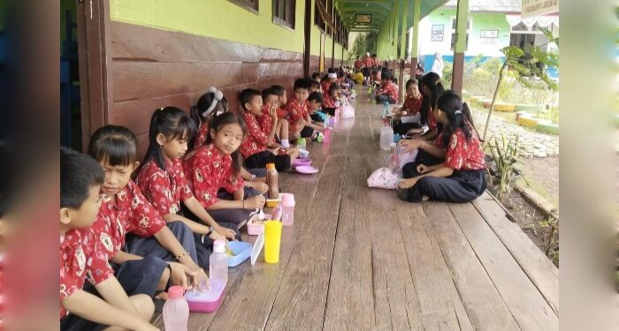 Foto: DISDIK/MATA KALTENG - Kegiatan makan bersama di SDN 3 Parenggean.