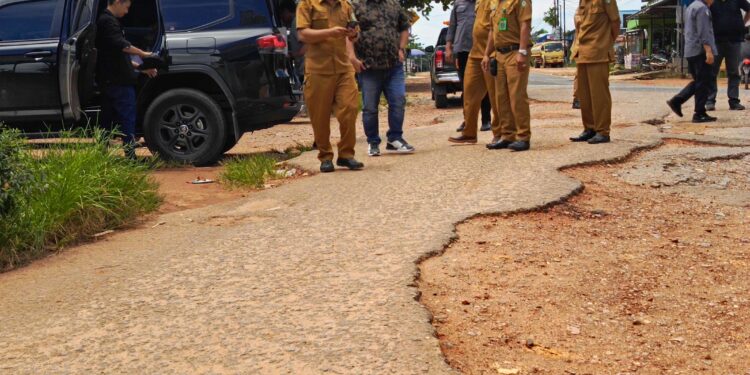 FOTO : DEVIANA/MATAKALTENG - Bupati Kotim Halikinnor saat meninjau jalan di Pundu Kecamatan Cempaga Hulu, Senin 9 September 2024.