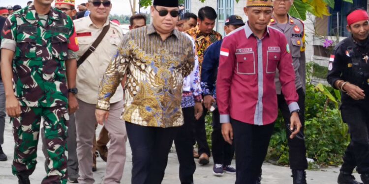 FOTO : DEVIANA/MATAKALTENG - Bupati Kotim Halikinnor saat bersama camat dan fokopimcam Pulau Hanaut, belum lama ini.