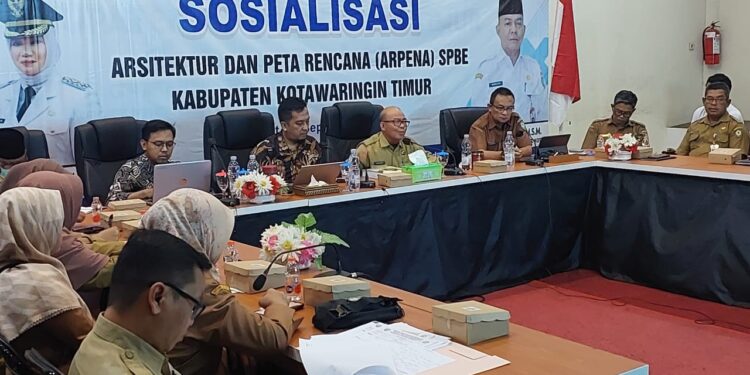 FOTO : DEVIANA/MATAKALTENG - Kadis Kominfo Kotim Marjuki saat membuka sosialisasi Arsitektur dan Peta Rencana (Arpena) SPBE Kabupaten Kotim, Selasa 10 September 2024.