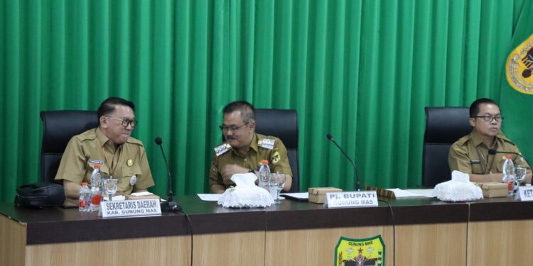 FOTO : DISKOMINFO SANTIK/MATA KALTENG - Pj Bupati Gumas Herson B Aden bersama Sekda Richard, dan Asisten III Letus Guntur, ketika memimpin rapat kesiapan Kalteng Bermazmur, Senin, 9 September 2024.