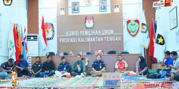 FOTO: IST/MATAKALTENG - Sosialisasi Tahapan Pilkada Tahun 2024 sekaligus menggelar nonton bareng kualifikasi AFC.
