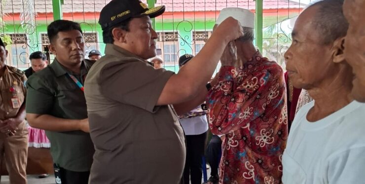 FOTO : IST/MATAKALTENG - Wagub menyerahkan simbolis bantuan sosial berupa alat bantu bagi Lansia serta penyandang disabilitas anak dan dewasa Kabupaten Lamandau tahun 2024 di Kecamatan Semantu Jaya.