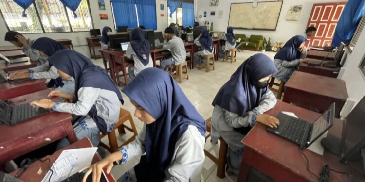 Foto: IST/MATA KALTENG - Pelaksanaan Asesmen Nasional Berbasis Komputer di SMP Muhammadiyah Sampit, 11 September 2024.